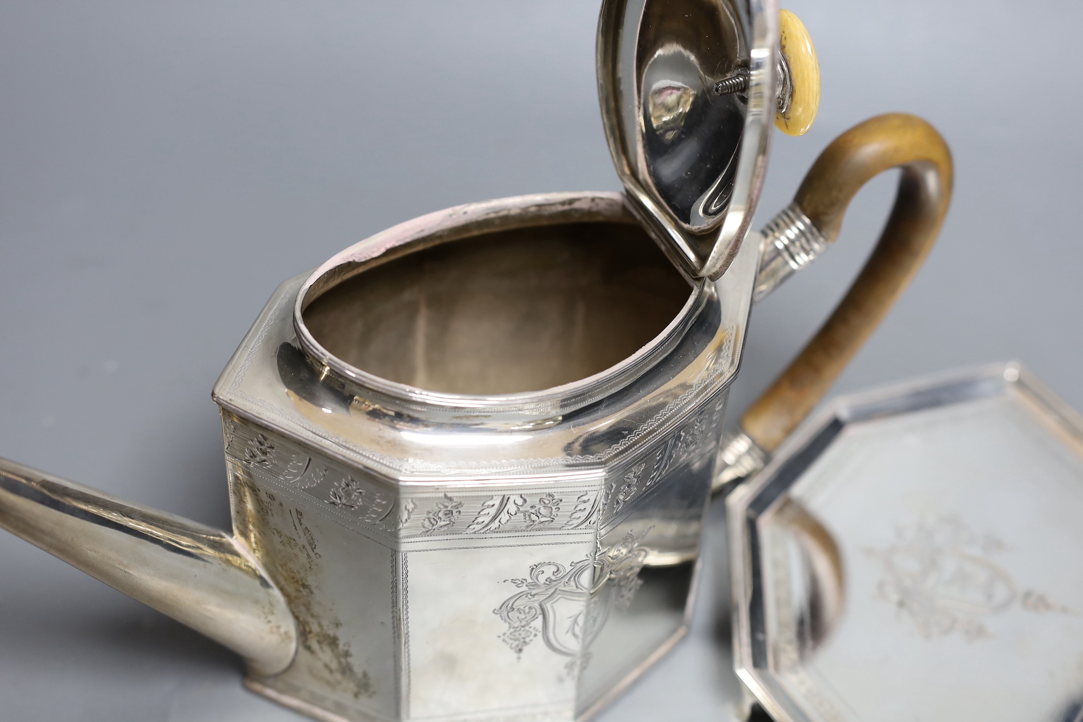 A George III silver octagonal teapot on matching stand, John Robins, London, 1795, stand length 19.6cm, gross weight 21.7oz.